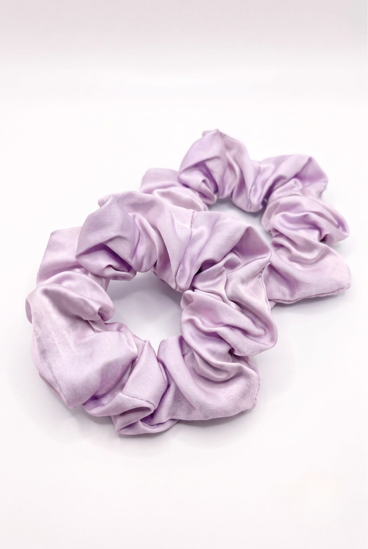 The Bubble Tee bamboo scrunchie set of 2 in lilac, flat lay on white